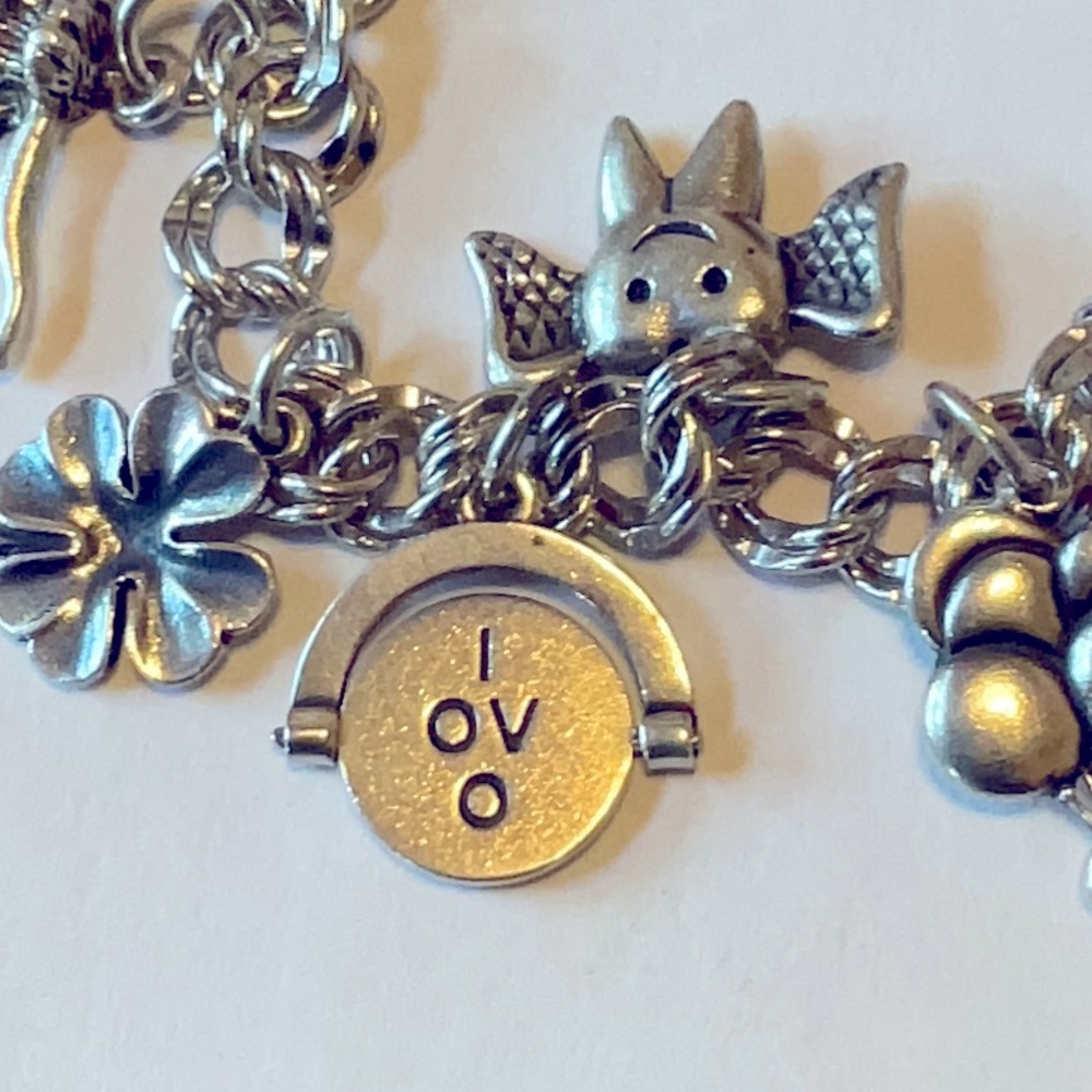 Sterling Silver James Avery 12 Charm Bracelet with Various Retired Charms - Picture 14 of 16
